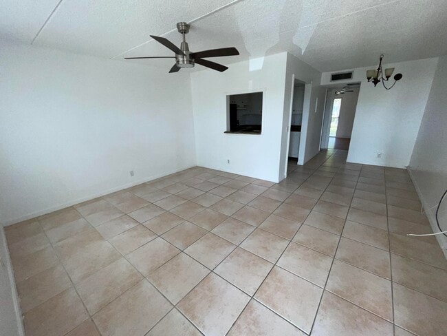 Building Photo - 400 Village Green 216 Cir