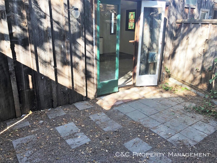 Building Photo - 1020 Austin Ave