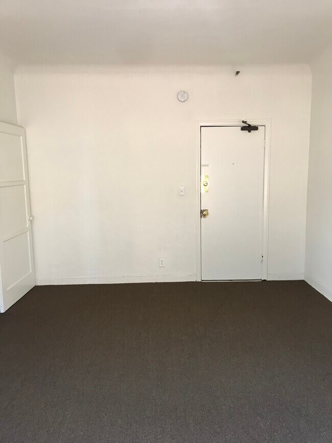 large main room - 4125 Rosewood Ave