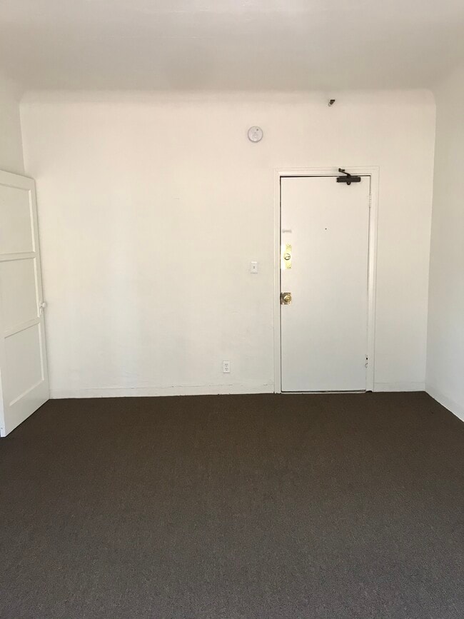 large main room - 4125 Rosewood Ave