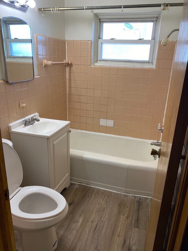 Foto del edificio - 4136 N Green Bay Ave