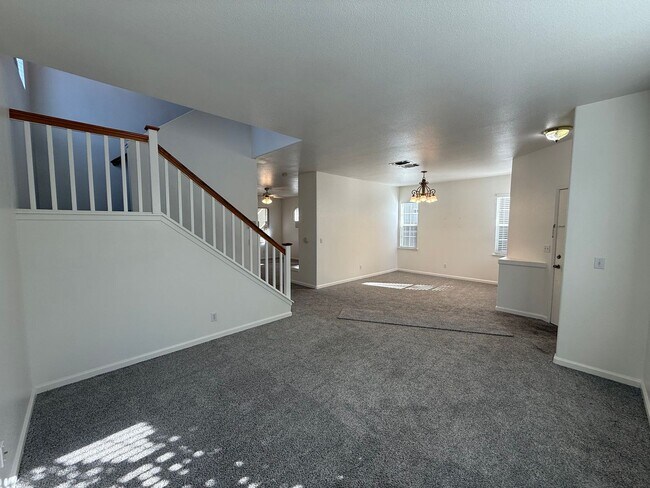 Foto del edificio - 4 bed 2.5 bath 2 story home available now!