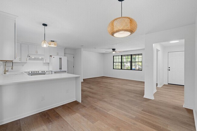 Building Photo - 3/2 Riverfront Brick Ranch, Access to the ...