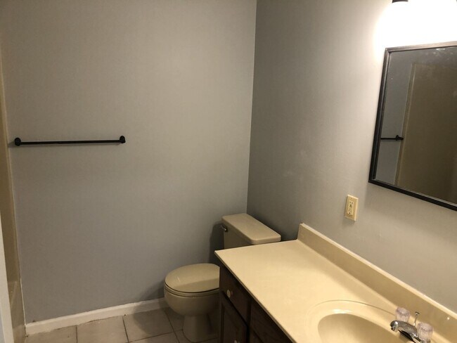 Foto del edificio - 726 A Robindale Dr