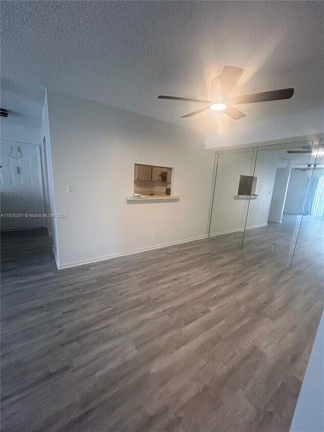 Foto principal - 454 N Laurel Dr