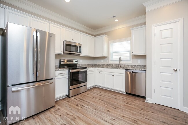 Building Photo - 2233 Dale View Dr