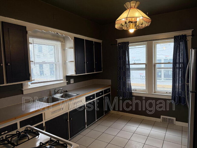 Foto del edificio - 865 Leonard St NW