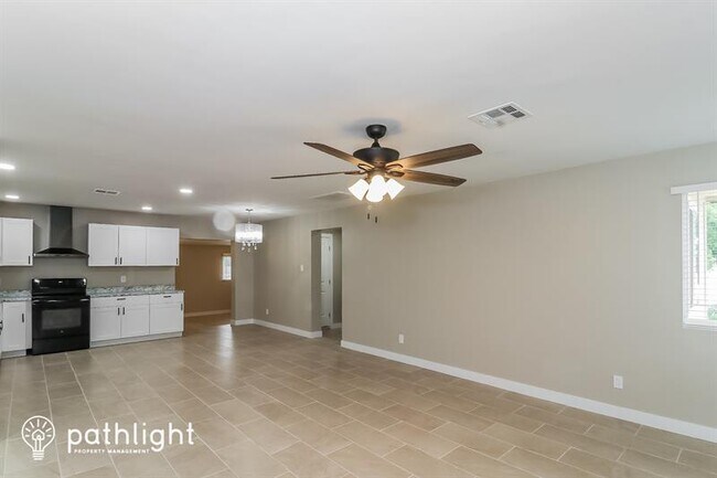 Building Photo - 6633 W Rose Ln