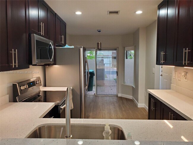 Foto del edificio - 5244 NW 102nd Ct