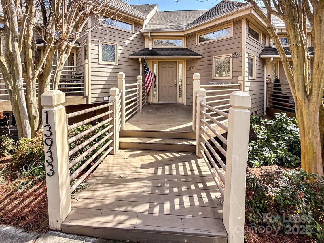 Foto principal - 13933 Queens Harbor Rd