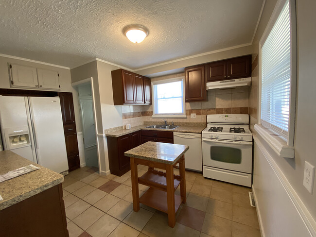 kitchen - 23109 Stauber Ave