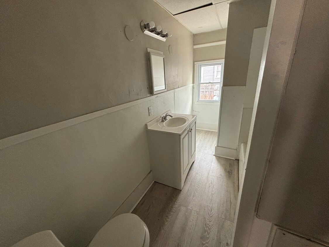 Building Photo - 14 E 6th Ave