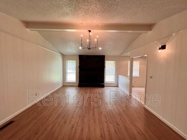 Foto del edificio - 3105 E Louisville St