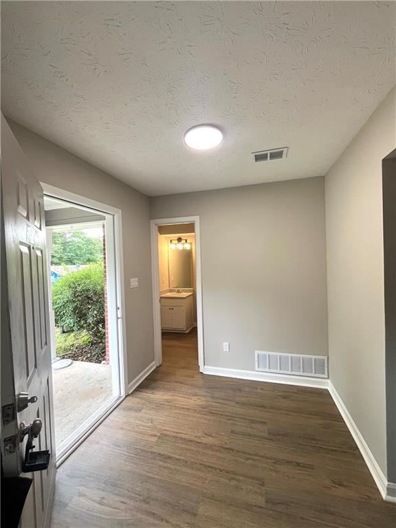 Foto del edificio - 5843 Summerglen Ln
