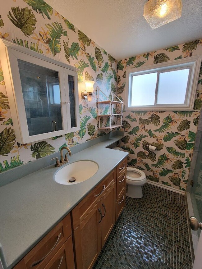 Foto del edificio - SPACIOUS MID-LEVEL 1BD/1BA LIVING SPACE WI...