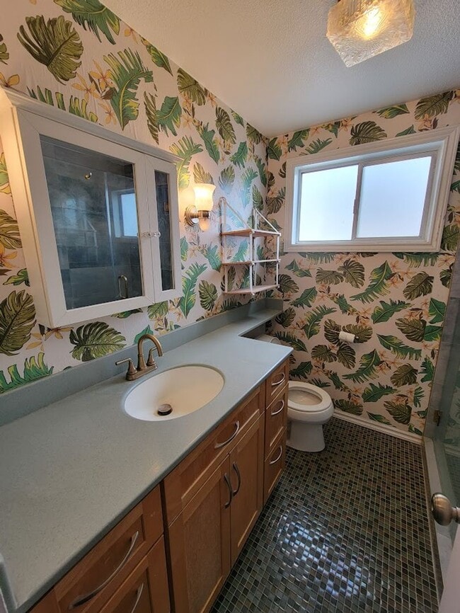 Building Photo - SPACIOUS MID-LEVEL 1BD/1BA LIVING SPACE WI...