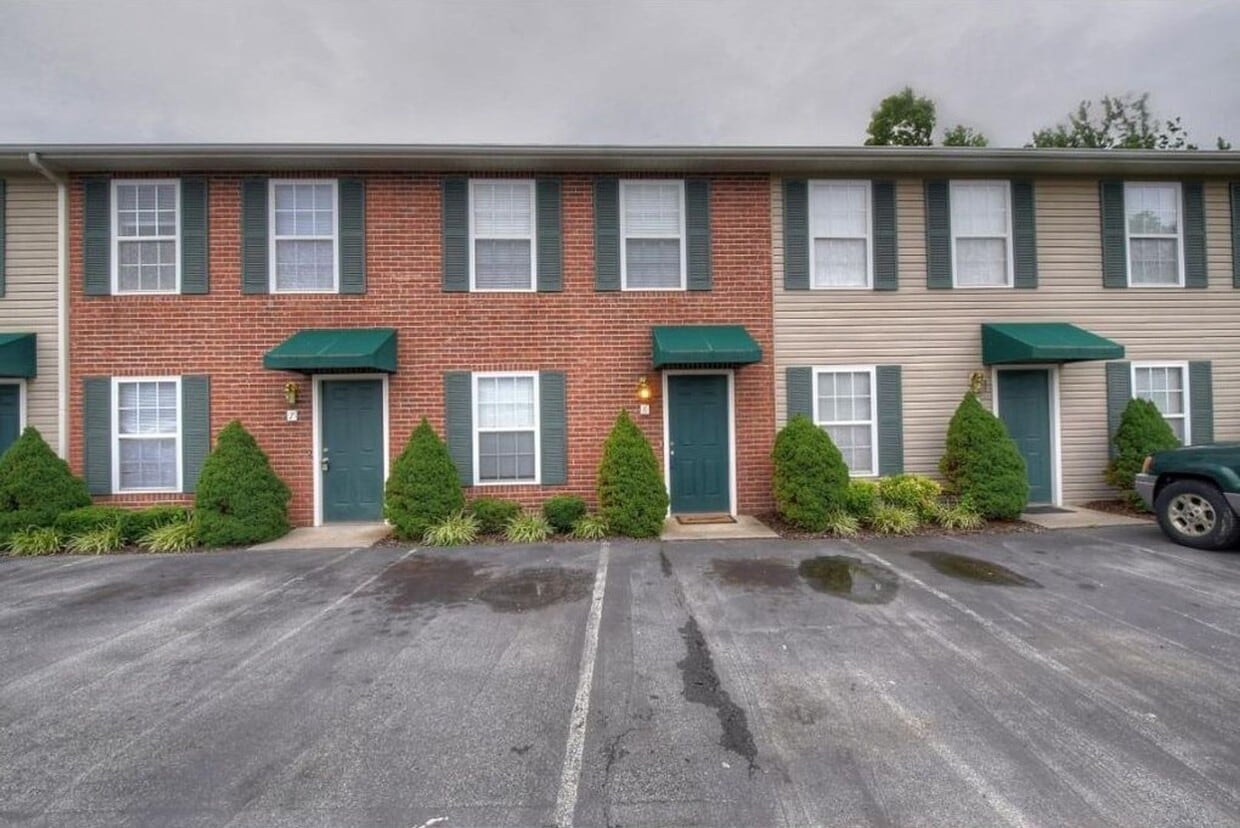 Primary Photo - Hurry! This 2 Bed/1.5 Bath, 2-Story Condo ...