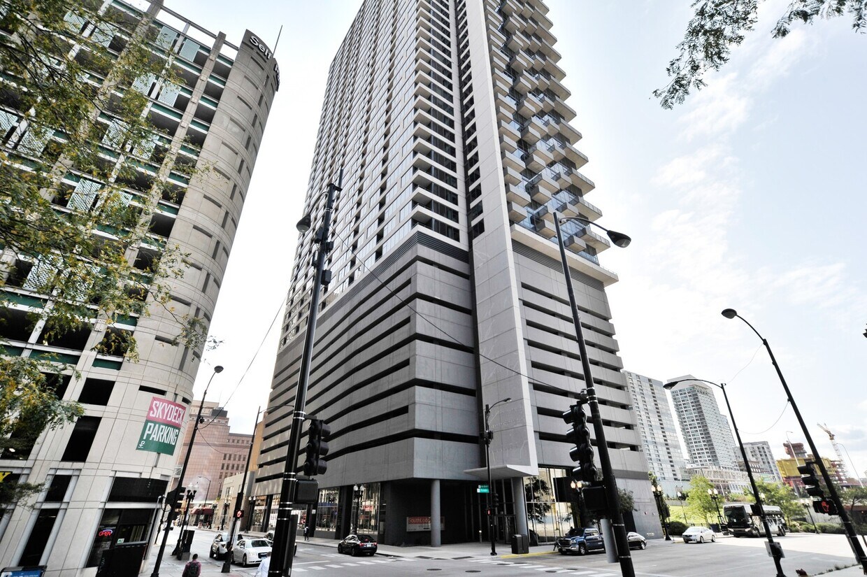 Foto principal - 235 W Van Buren St