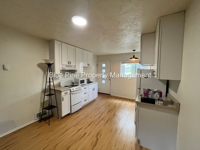 Foto del edificio - 1680 Calkins Ave