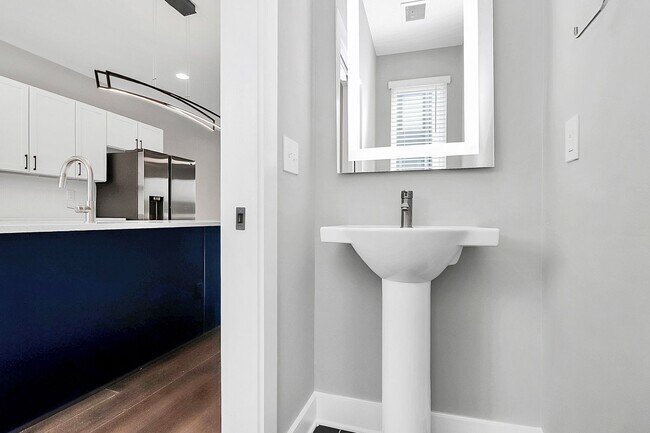 Foto del edificio - Rent Special on Gorgeous Townhome Near Upt...