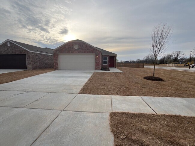 Building Photo - *Pre-leasing* Three Bedroom | Two Bath Hom...