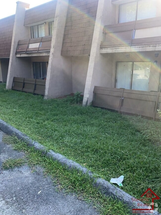 Building Photo - 915 S Seminole Dr