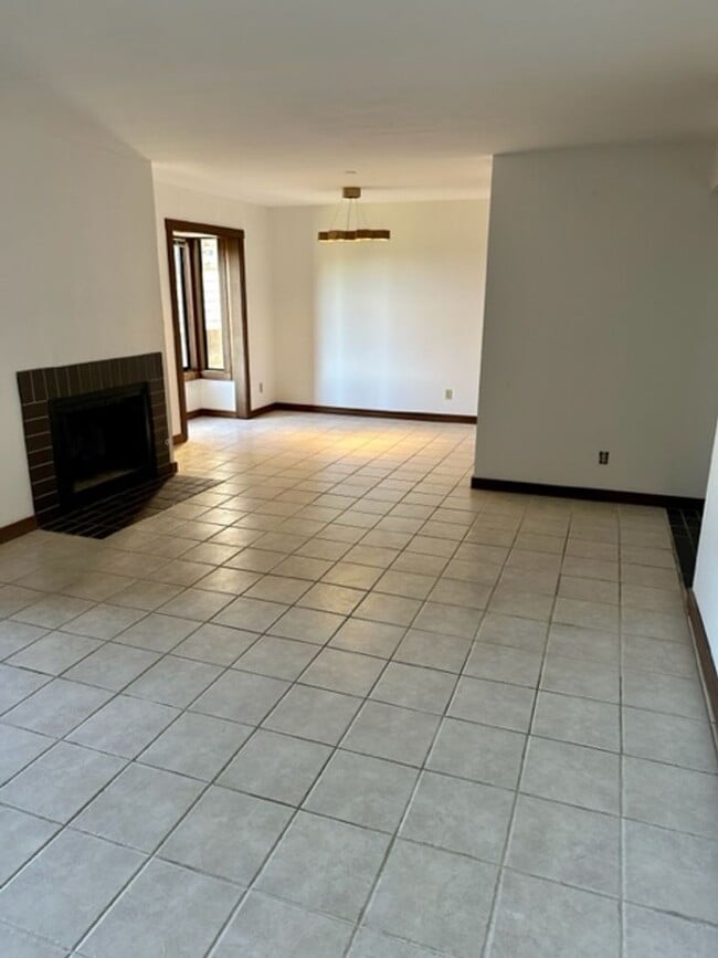 Building Photo - Santa Cruz, 2bd. 2ba. Condo, close to Down...