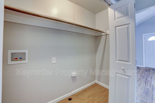 Foto del edificio - 1347 N Lewis Pl