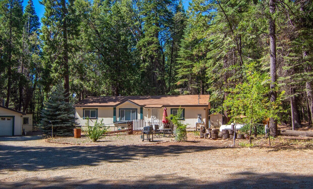 Foto principal - Furnished Shingletown Home with Horse Corr...