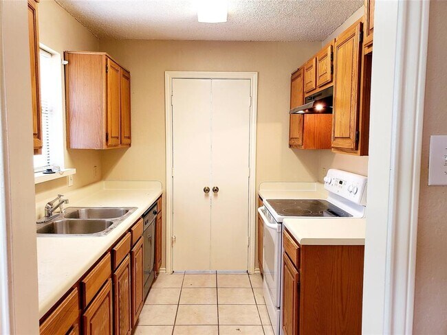 Building Photo - 700 Berry Ln