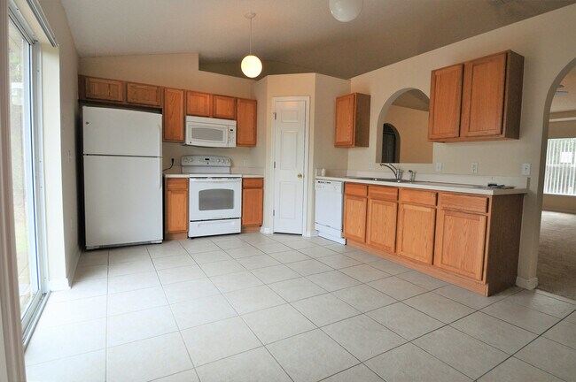 Foto del edificio - DELTONA: 3 bed/2 bath, Single Family Home