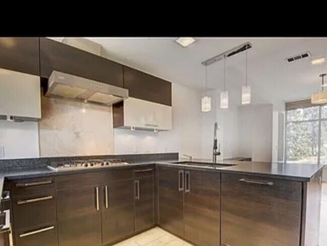 Foto del edificio - Contemporary Townhome Steps from Jefferson Park & LoHi!!