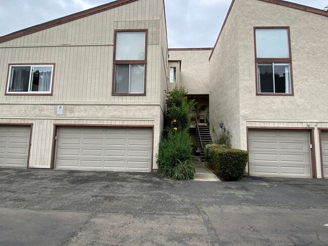 Building Photo - Spacious 2 Bedroom/ 2 Bath in the Highly D...