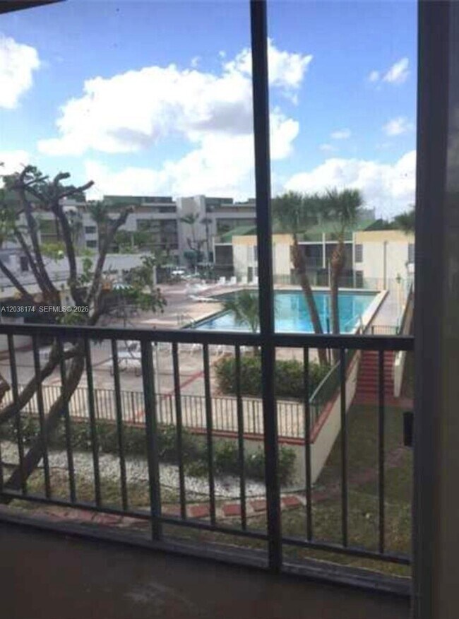 Building Photo - 8810 Fontainebleau Blvd