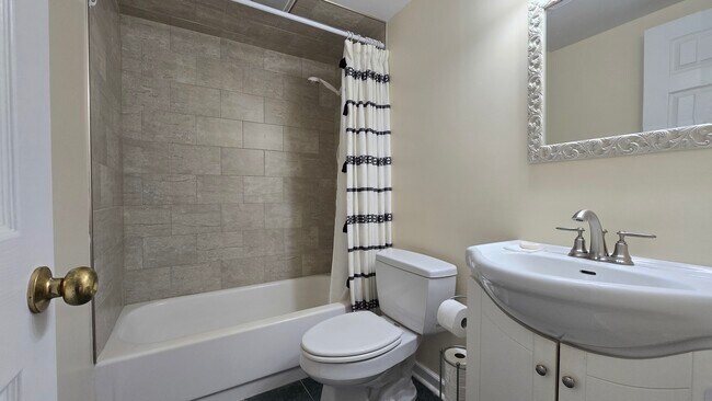 Foto del edificio - 1460 Fairlane Dr