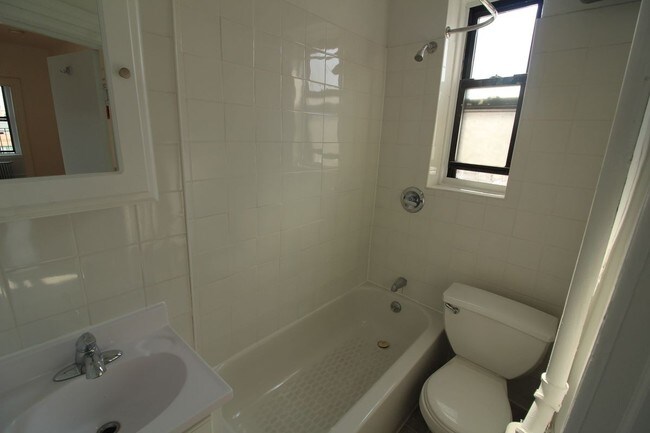 Building Photo - 222 Metropolitan Avenue