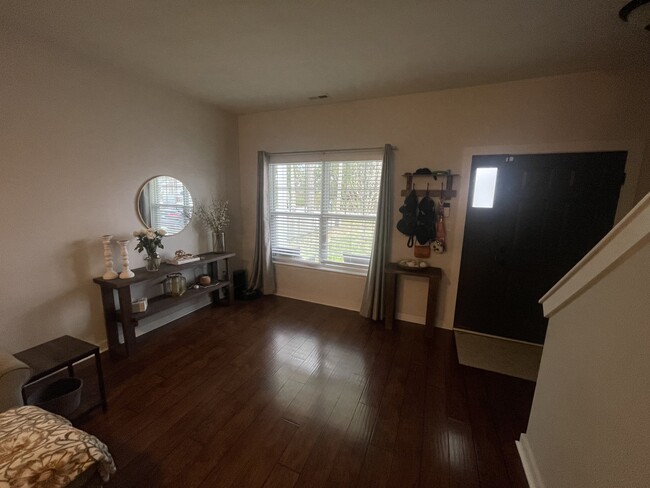 Building Photo - 221 Hurdle Dr