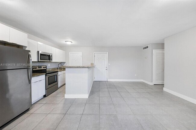 Building Photo - 1960 NE 161st St