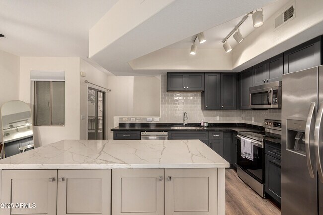 Foto del edificio - 240 W Juniper Ave