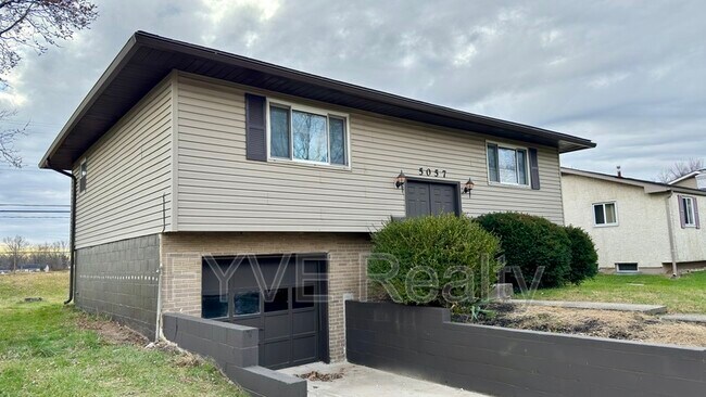 Building Photo - 5057 Fullerton Dr