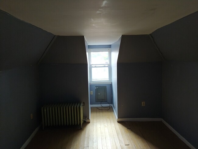 Upper bedroom image 2 - 34 Parkway