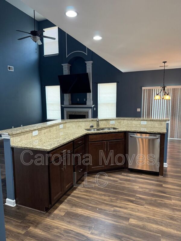 Building Photo - 451 Riverdale Rd