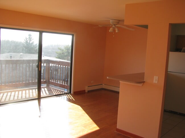 Building Photo - 985 S Court of Shorewood