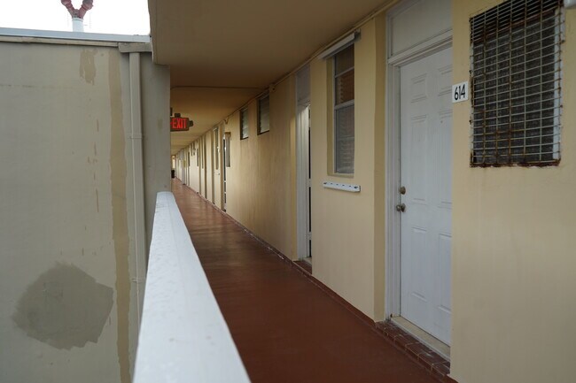 Foto del edificio - 2999 Point East Dr