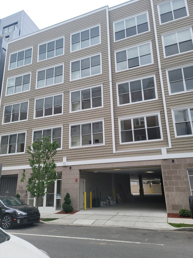 Building Photo - 52 Elm St
