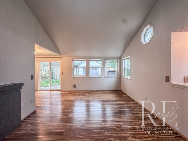 Foto del edificio - Charming 3-Bed Tacoma Home with Skylights & Unique Touches