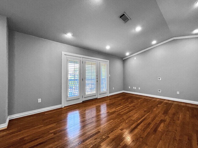 Building Photo - Upgraded Town Home