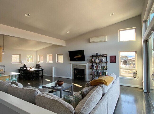 Building Photo - Fully Furnished at Lone Pine