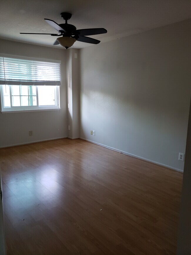 Foto del edificio - 1202 N Sunflower Ave