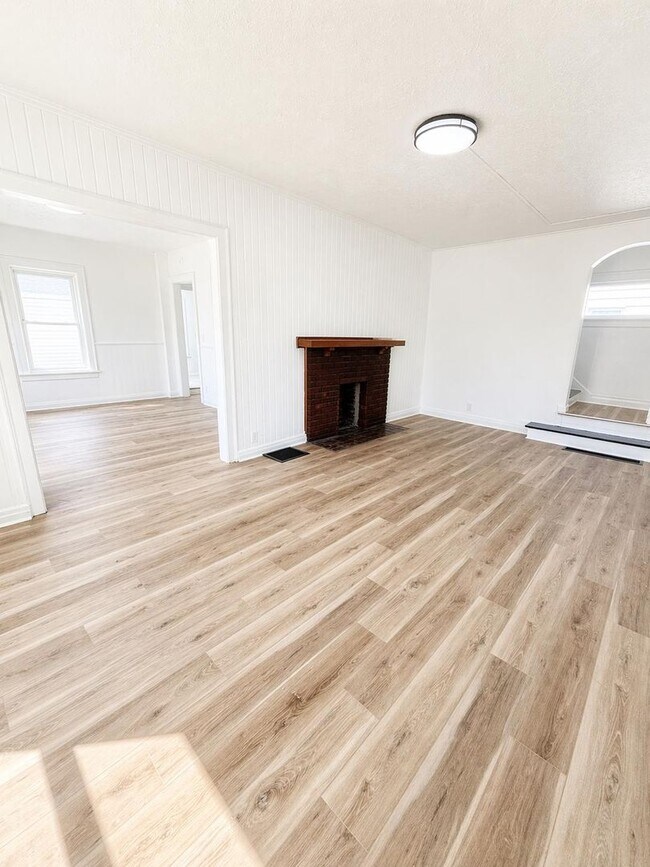 Foto del edificio - Lima Home – 3-Car Garage & Functional Layout